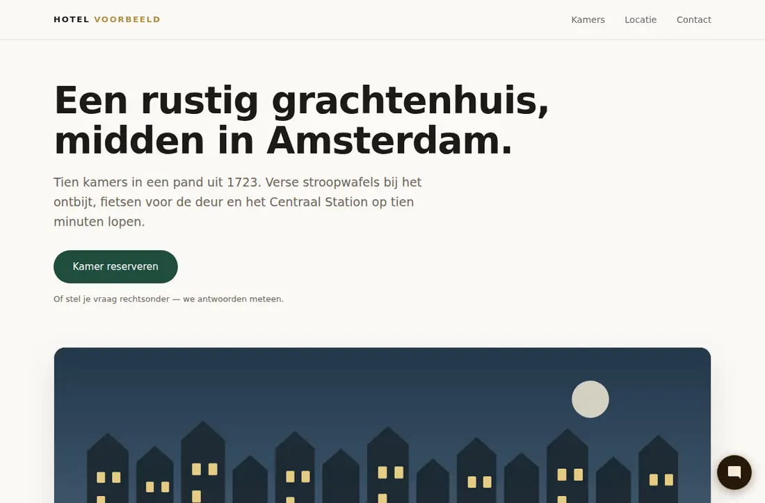 La portada de Hotel Voorbeeld: el titular «Una casa de canal tranquila, en pleno Ámsterdam», una breve introducción, el botón «Reservar habitación» y, debajo, una ilustración del canal de noche.